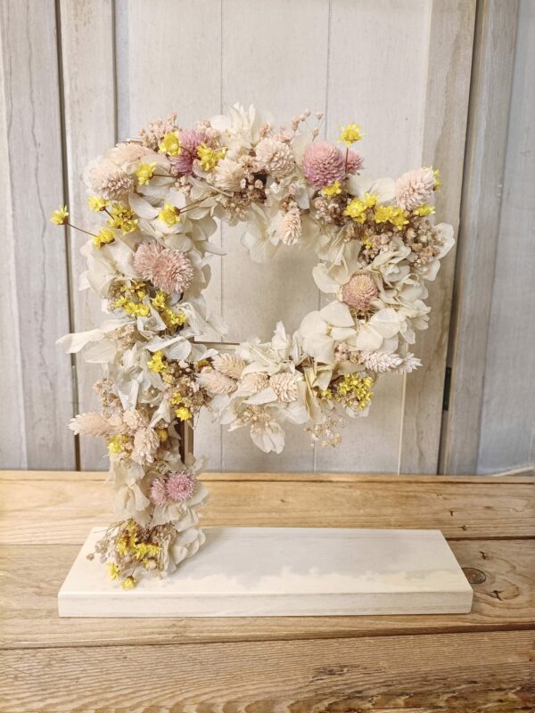 Letras de madera con flores preservadas